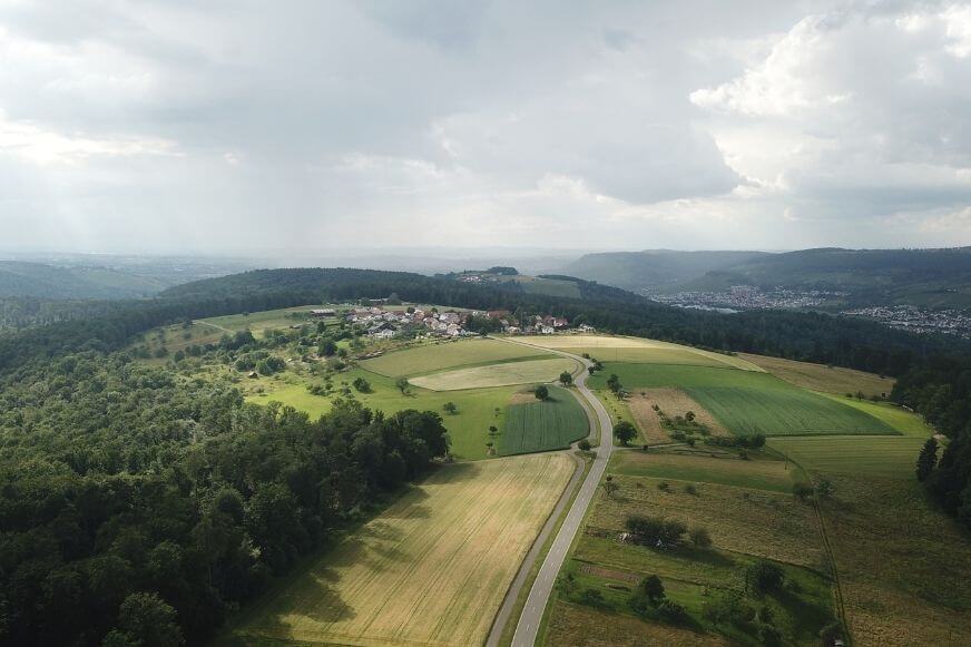 Eine Panoramaaufnahme von einer Landschaft von der DJI Mavic 3 Drohne
